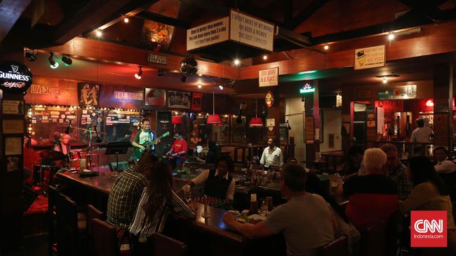 Nyaris setengah abad beroperasi, Jaya Pub seolah menjadi ‘mesin waktu’ yang teguh berdiri di hingar-bingar bar dan kafe metropolitan.