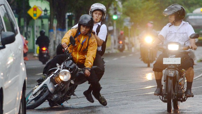 Kadishub DKI Syafrin Liputo menyebut para pengendara sepeda motor itu tergelincir di area speed table yang dibangun dengan tujuan untuk memperlambat kecepatan.