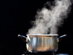 Boleh Mandi Malam Tapi Jangan Sering-sering, Ini Risikonya