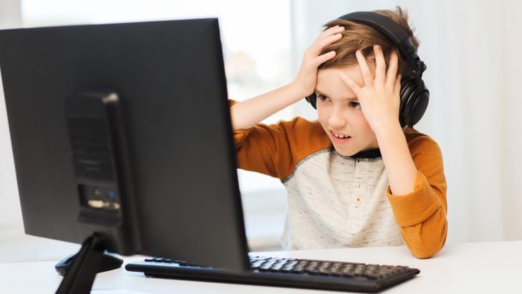 Cyberbullying bisa saja menimpa anak-anak. Nah, gimana caranya agar anak terhindar dari cyberbullying?