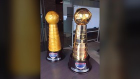 Trofi PJS Dibuat dari Kayu Berlapis Kuningan dan Emas