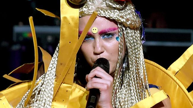 Kehebatan Miley Cyrus tak disangsikan lagi. Tak sembarang artis bisa menggeser kedudukan juri The Voice sebelumnya, Gwen Stefani.