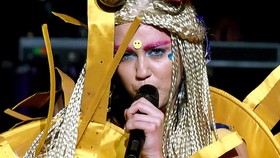 Miley Cyrus Geser Gwen Stefani dari Kursi Juri The Voice