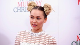 Donald Trump Berjaya, Miley Cyrus Menangis
