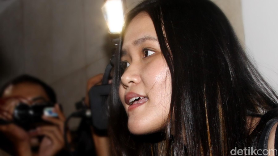 Jessica Kumala Wongso keluar gedung Polda Metro Jaya, Jakarta, Selasa (19/01/2016). Ia diperiksa sebagai saksi terkait kasus kematian Wayan Mirna Salihin (27).