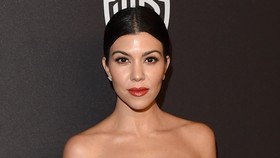 Kourtney Kardashian 'Nongol' di Lini Kosmetik Kylie Jenner