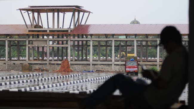 Wali Kota Depok Mohammad Idris mengeluarkan surat edaran agar perkantoran dan pemilik usaha menerapkan kebijakan bekerja dari rumah imbas wabah corona.