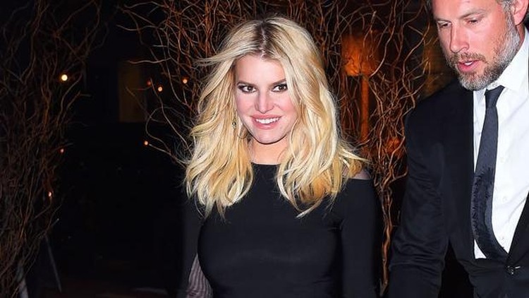 Aman nggak sih ibu hamil enam bulan seperti Jessica Simpson pakai high heels? Cari tahu di sini.