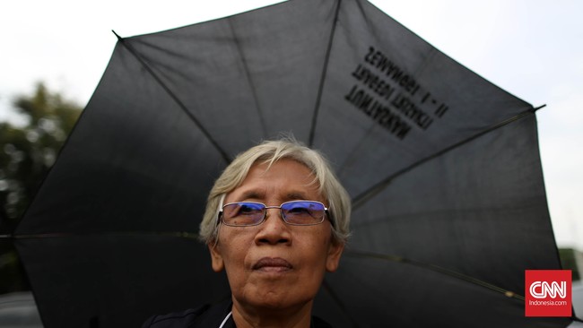 Komisioner Tinggi HAM PBB akan bertemu Jokowi pada pekan depan. Pejuang HAM Sumarsih mendesak Jokowi terbuka soal kondisi penyelesaian kasus HAM di Indonesia.