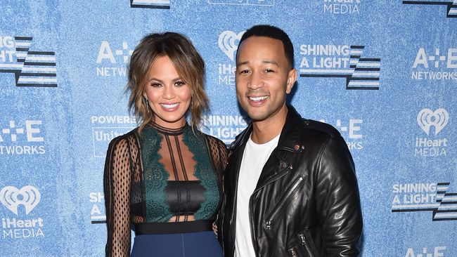 Chrissy Teigen dan John Legend bahagia menyambut putri pertama mereka yang dilahirkan Kamis (14/4).