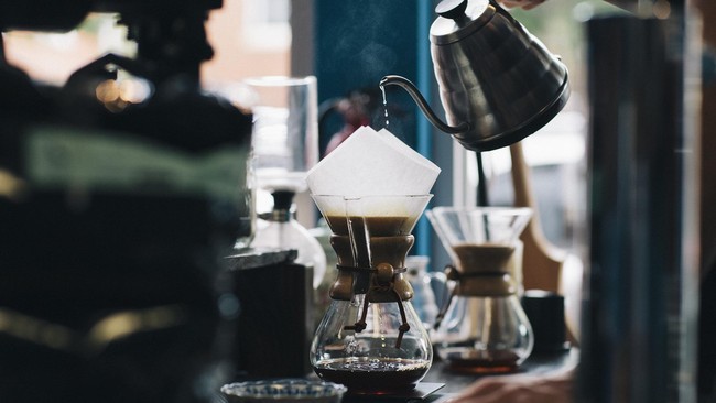 Jika rekonstruksi pembuatan kopi yang pertama menekankan pada reaksi yang ditimbulkan, kali ini menekankan pada kronologi peracikan kopi hingga disajikan.