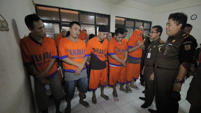 Sebelum persidangan sejumlah elemen masyarakat membuat aksi teaterikal yang menggambarkan perjuangan Salim Kancil.