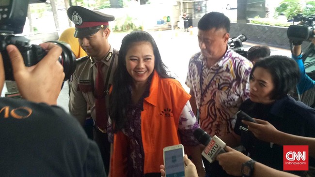 Hendra Henriansyah, pengacara tersangka penerima suap Julia Prasetyarini dan Dessy A Edwin mengaku kliennya menyerahkan duit suap kepada anggota DPR Damayanti.