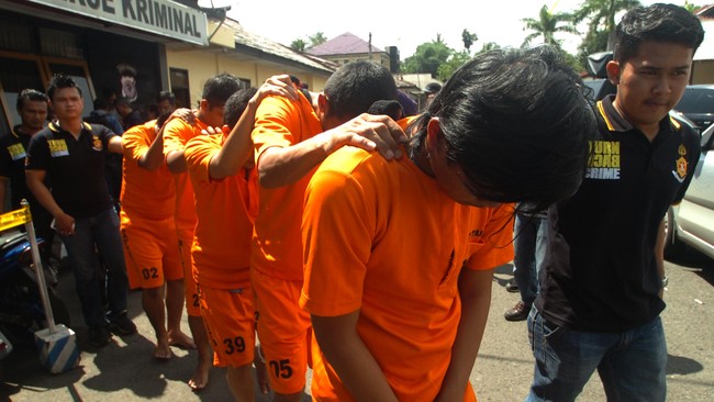Aparat kepolisian menangkap tiga pelaku pencurian sepeda motor di Apartemen City Park Cengkareng, Jakarta Barat.