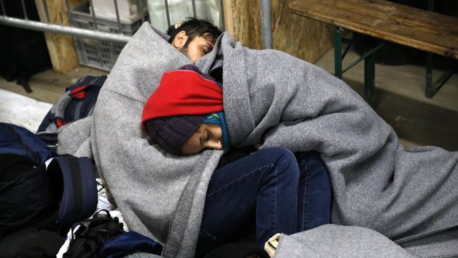 Seniman Ai Weiwei memenuhi pilar dengan jaket pengungsi, serta meminta tamu salah satu acara Berlin Film Festival mengenakan selimut darurat.