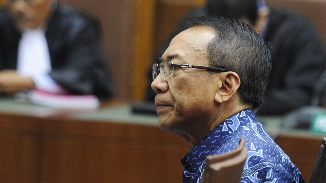 Jero Wacik menutup pembelaannnya di Pengadilan Tipikor dengan menyanyikan Indonesia Pusaka sambil meneteskan air mata.