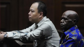 Deiyai Minta Aliran Listrik, Meski Irenius Ditahan