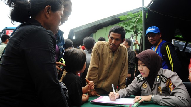 Ribuan bekas anggota Gafatar asal Jawa Tengah kini ditampung Asrama Haji Donohudan, Solo. Mereka dipulangkan dari Pontianak menggunakan kapal milik TNI AL.