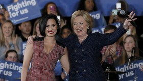 Lantunan Demi Lovato untuk Hillary Clinton