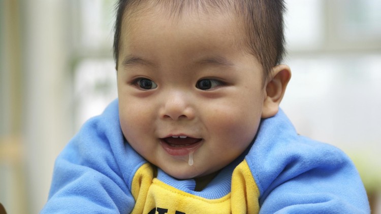 Liur bayi kadang keluar dalam jumlah banyak atau sering kita sebut ngeces. Hmm, kenapa ya?