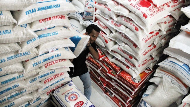 Nasi putih memang memiliki rasa yang lebih enak, tapi nasi merah mengandung zat gizi baik yang tidak dimiliki nasi putih.
