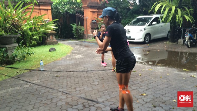 Peraih emas Asian Games 2014, Maria Londa, sempat berlatih di bawah guyuran hujan untuk menyiapkan diri jelang Olimpiade.
