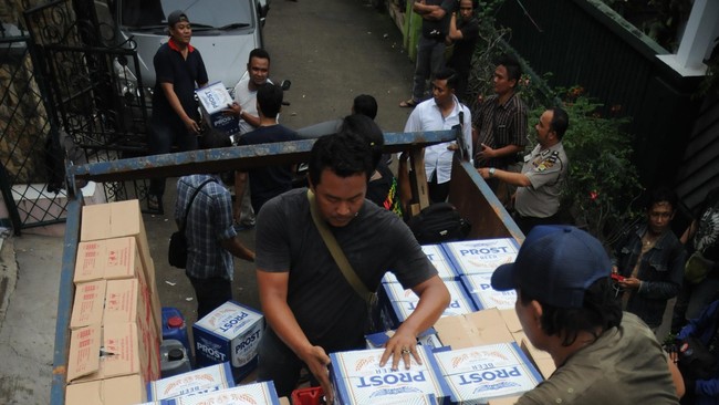 Polisi menggerebek pabrik rumahan yang memproduksi minuman keras (miras) ilegas jenis ciu yang berlokasi di Jembatan Besi, Tambora, Jakarta Barat.