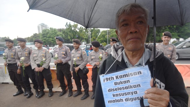 Aktivis dan keluarga korban menyebut Jaksa Agung Prasetyo telah melanggar tugasnya karena tidak menindaklanjuti penyelidikan Komnas HAM.