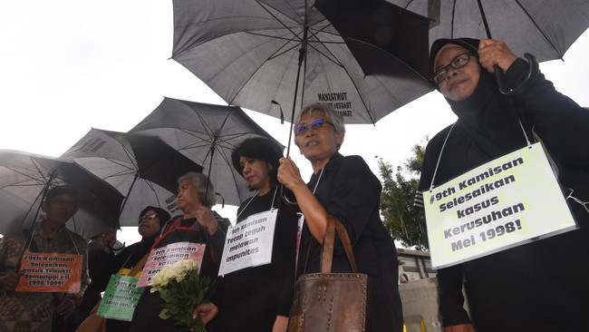 Kerapuhan kian mencolok saat figur-figur yang bermasalah soal HAM diangkat jadi pembantu Presiden. Di bidang penuntasan kasus HAM, negeri ini jalan di tempat.