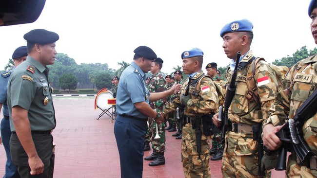 Menko Polhukam Luhut Pandjaitan melakukan kunjungan diplomatik ke Fiji untuk memperkuat posisi Indonesia di Pasifik Selatan. Ia membawa bantuan kemanusiaan.