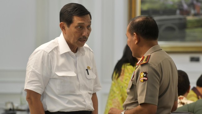 Menteri Luar Negeri Retno Marsudi, Kapolri Jenderal Badrodin Haiti, dan Menkumham Yasonna Laoly berkumpul di kantor Menkopolhukam Luhut Pandjaitan.