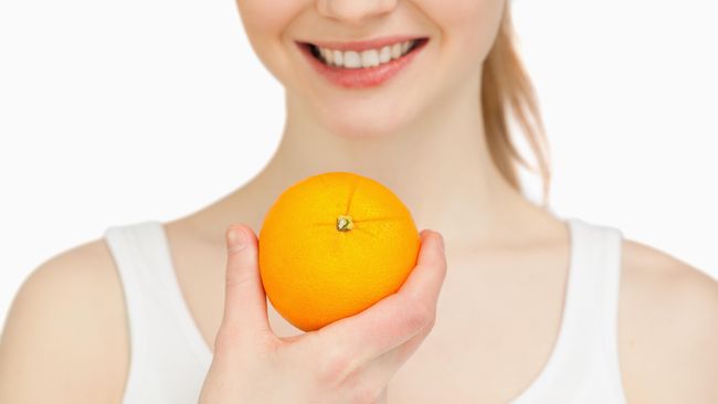 Banyak orang seolah lupa bahwa kecantikan wajah dapat diupayakan dengan cara yang mudah, yaitu dengan mengonsumsi vitamin C.