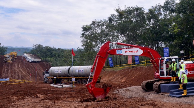 Pemerintah membuka opsi memperpanjang proyek kereta cepat Jakarta-Bandung ke Yogyakarta atau Solo. Namun demikian, rencana ini masih akan dipelajari.