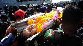 Kapal Perang Berisi 351 Anggota Gafatar Tiba di Semarang