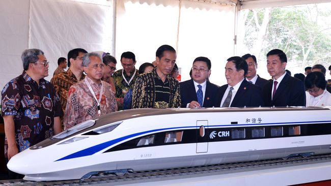 Penolakan Proyek Kereta Cepat Kian Bergulir Selain ditunding sarat kepentingan, megaproyek yang akan menghabiskan dana US$5,5 miliar ini dinilai tak layak dikerjakan jika melihat dari sisi lingkungan.