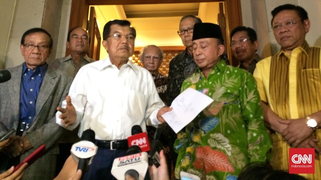 Rapat Pimpinan Nasional Golkar yang diinisiasi kubu Aburizal Bakrie dibuka malam ini dan berlangsung tiga hari. Akbar Tandjung mengatakan tak akan hadir.