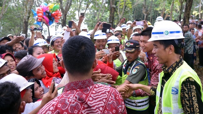 Presiden Jokowi meminta Kementerian  Badan Usaha Milik Negara (BUMN) segera menjelaskan  proyek kereta cepat Jakarta-Bandung secara menyeluruh.