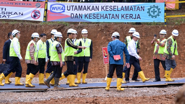 Presiden Jokowi siap memberikan penjelasan secara rinci mengenai megaproyek kereta cepat yang makin memunculkan polemik.