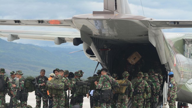 Operasi Tinombala digelar TNI bersama Polri sejak 10 Januari. Targetnya: menangkap Santoso dalam 60 hari. Namun di tengah perburuan, musibah menimpa.