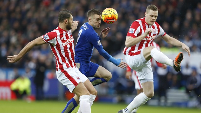 Leicester City berhasil memimpin klasemen Liga Inggris usai mengalahkan Stoke City dengan skor telak 3-0.