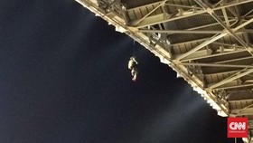 Satu Penerjun Sempat Tersangkut di GBK