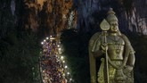 'Mengabdi' dengan Melukai Diri Saat Purnama Umat Hindu di Malaysia, meskipun minoritas, berbondong-bondong merayakan Festival Thaipusam di Batu Caves, pada Minggu (24/1).