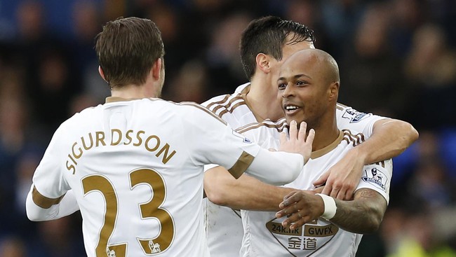 Selain Hull yang merebut seluruh poin dari juara Liga Inggris Leicester City, Swansea dan WBA pun mendapat poin penuh dari partai perdana masing-masing.