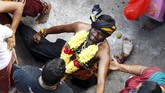 'Mengabdi' dengan Melukai Diri Saat Purnama Umat Hindu di Malaysia, meskipun minoritas, berbondong-bondong merayakan Festival Thaipusam di Batu Caves, pada Minggu (24/1).