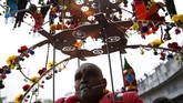 'Mengabdi' dengan Melukai Diri Saat Purnama Umat Hindu di Malaysia, meskipun minoritas, berbondong-bondong merayakan Festival Thaipusam di Batu Caves, pada Minggu (24/1).