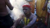'Mengabdi' dengan Melukai Diri Saat Purnama Umat Hindu di Malaysia, meskipun minoritas, berbondong-bondong merayakan Festival Thaipusam di Batu Caves, pada Minggu (24/1).
