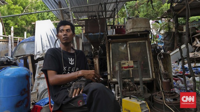 Pekerjaan I Wayan Sumardana sebagai tukang las terhambat karena mesin tangannya rusak terkena air. Ia harus mencari sejumlah komponen untuk memperbaikinya.