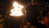 'Mengabdi' dengan Melukai Diri Saat Purnama Umat Hindu di Malaysia, meskipun minoritas, berbondong-bondong merayakan Festival Thaipusam di Batu Caves, pada Minggu (24/1).