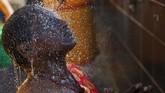 'Mengabdi' dengan Melukai Diri Saat Purnama Umat Hindu di Malaysia, meskipun minoritas, berbondong-bondong merayakan Festival Thaipusam di Batu Caves, pada Minggu (24/1).