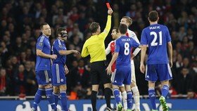 Mertesacker Kartu Merah, Wenger Sindir Diego Costa